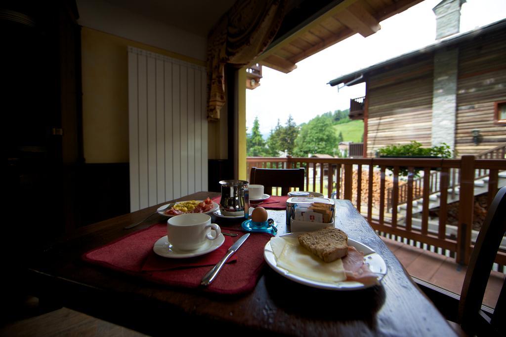 Hotel L' Aiglon Champoluc Zimmer foto